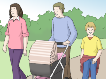 Eine junge Familie auf einem Spaziergang mit Kinderwagen