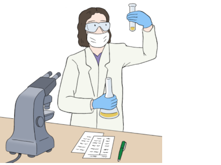 Eine Wissenschaftlerin mit  Mundschutz schaut sich ein Glasröhrchen mit einer Flüssigkeit in ihrer Hand an. Vor ihr auf dem Tisch steht ein Mikroskop. 