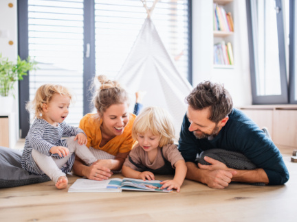 Eine Familie schaut gemeinsam ein Buch an